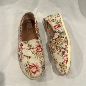 Toms Shabby Chic White & Pink Floral Size W10